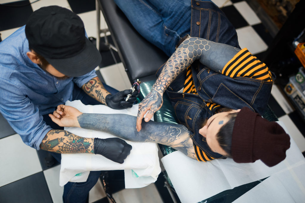 Beste Tattoo-Nachsorge, wie man sich um ein neues Tattoo kümmert, Tipps zur Tattoo-Nachsorge, Gebote und Verbote, Heilungsprozess, Tätowierer
